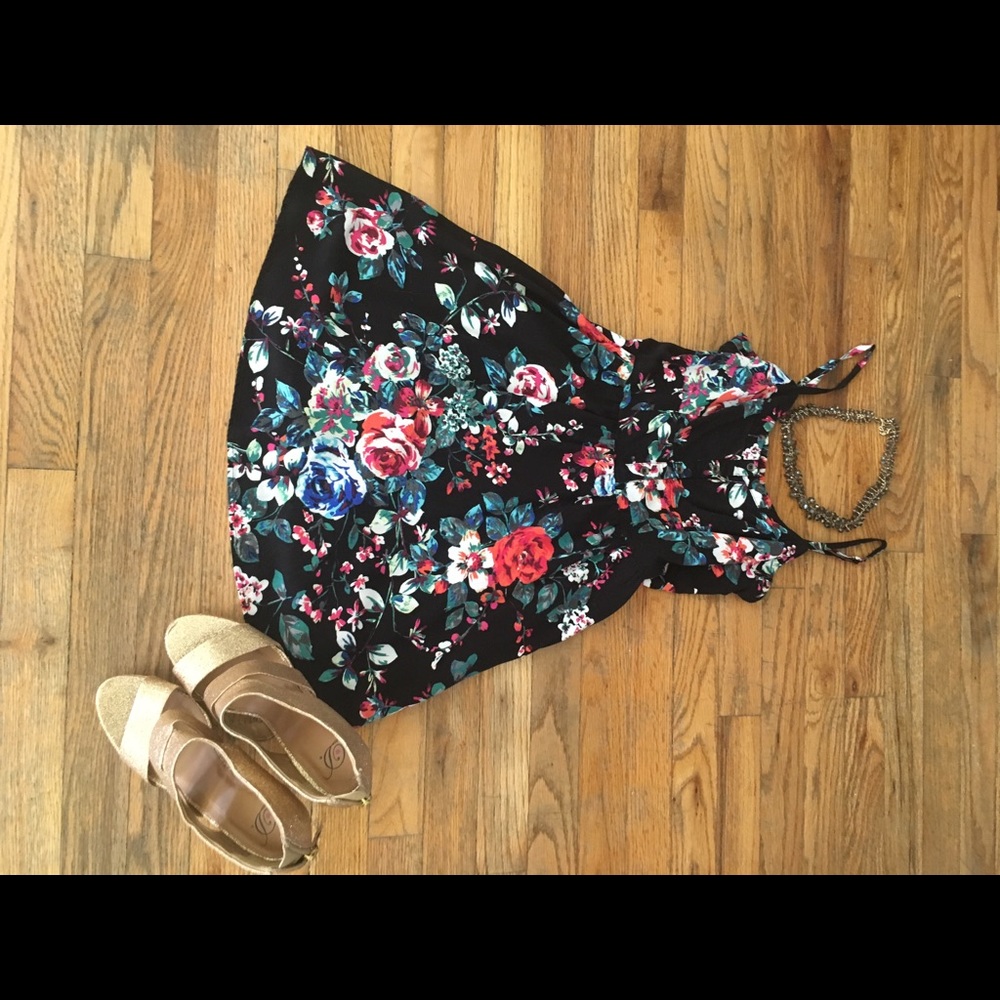 Cute floral sundress with pockets from Express! ❤️