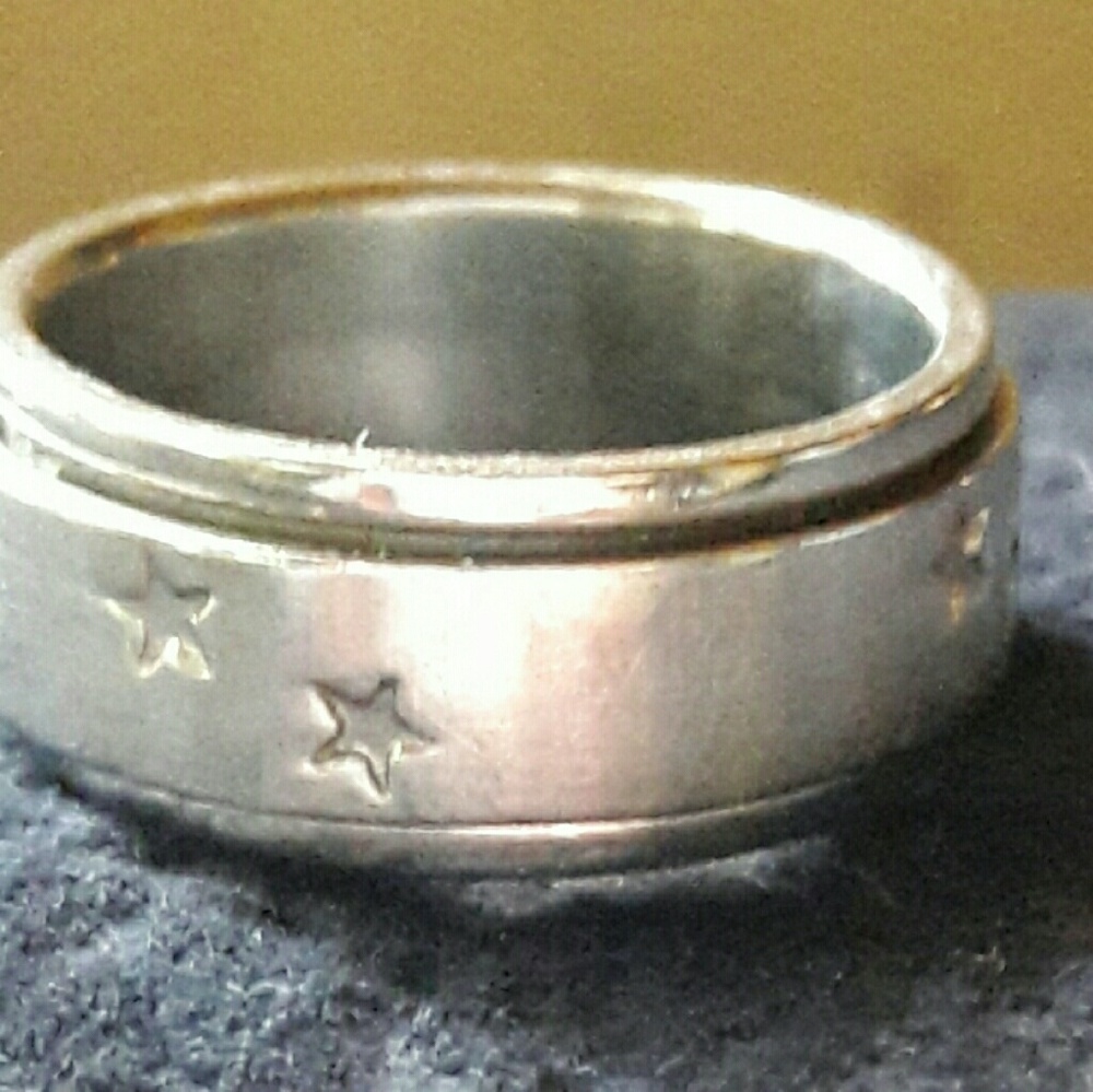 Spinning star ring