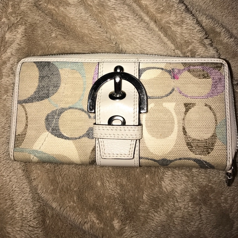 Coach wallet.. UDATED PRICE.. NEED TO GO ASAP