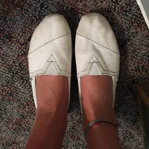 White TOMS