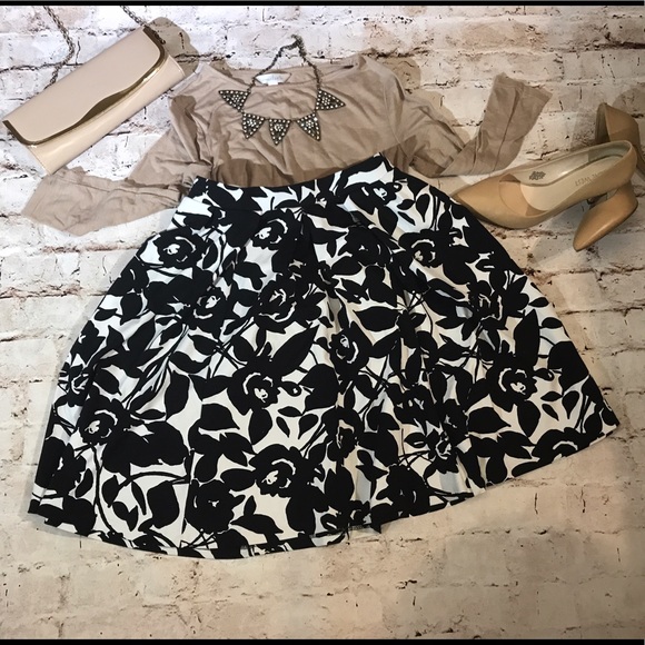 ⚡️Sale⚡️Black and White Floral Skirt - Picture 3 of 7