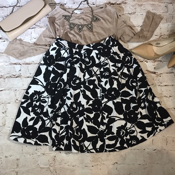 ⚡️Sale⚡️Black and White Floral Skirt - Picture 4 of 7