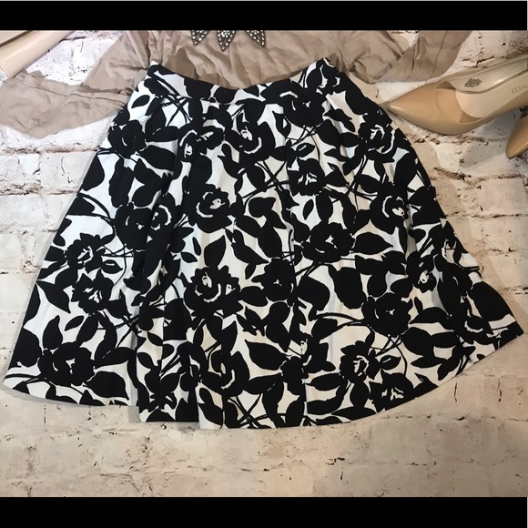 ⚡️Sale⚡️Black and White Floral Skirt - Picture 5 of 7