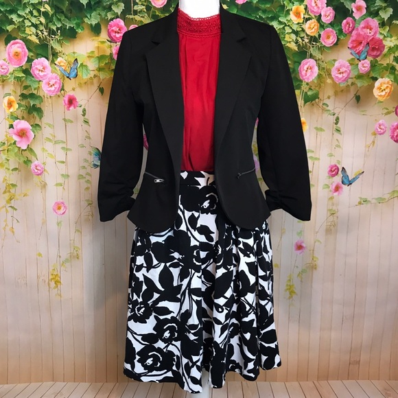 ⚡️Sale⚡️Black and White Floral Skirt - Picture 2 of 7