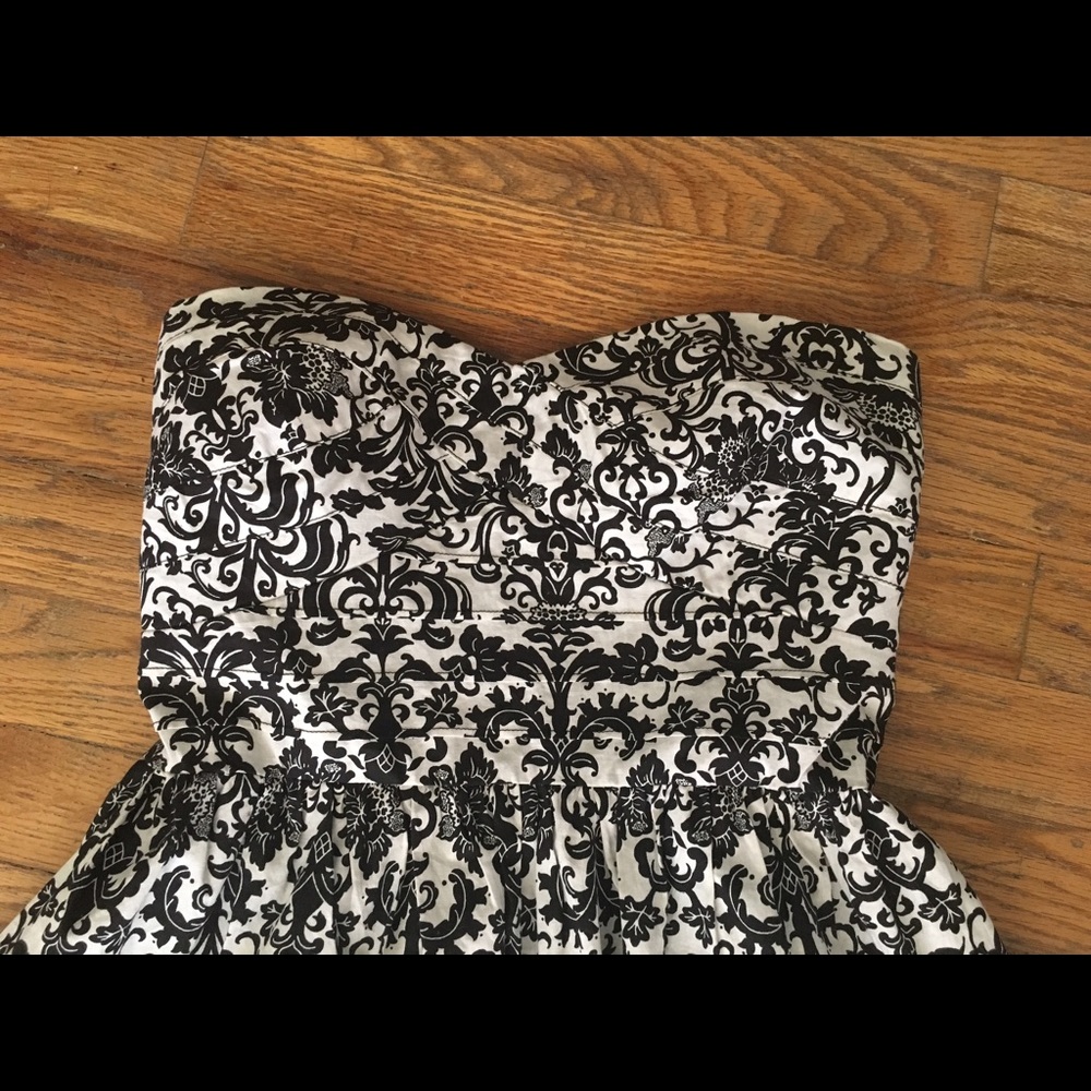 Party-perfect fit and flare strapless dress - Picture 2 of 3
