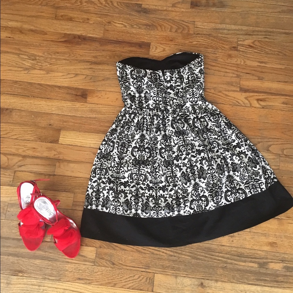 Party-perfect fit and flare strapless dress - Picture 3 of 3