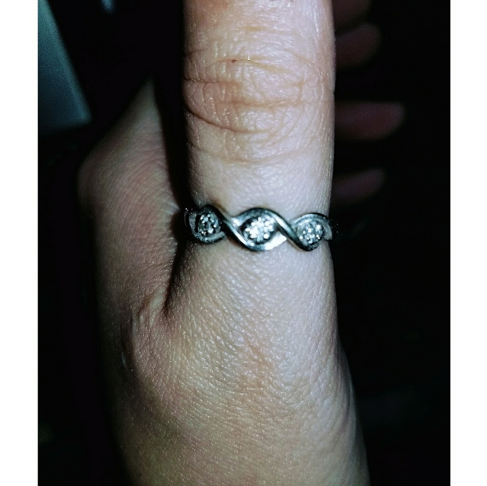 Silver ring with 3 small diamonds