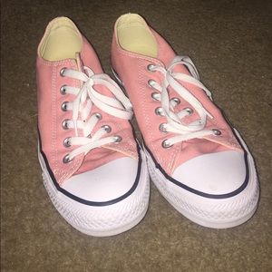 Pink low top Converse Sneakers 👟