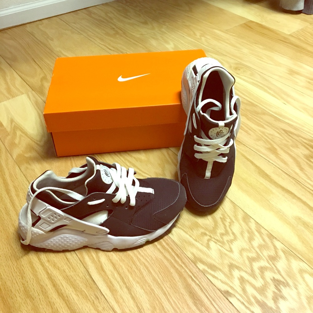 Authentic Nike huarache sneakers black and white