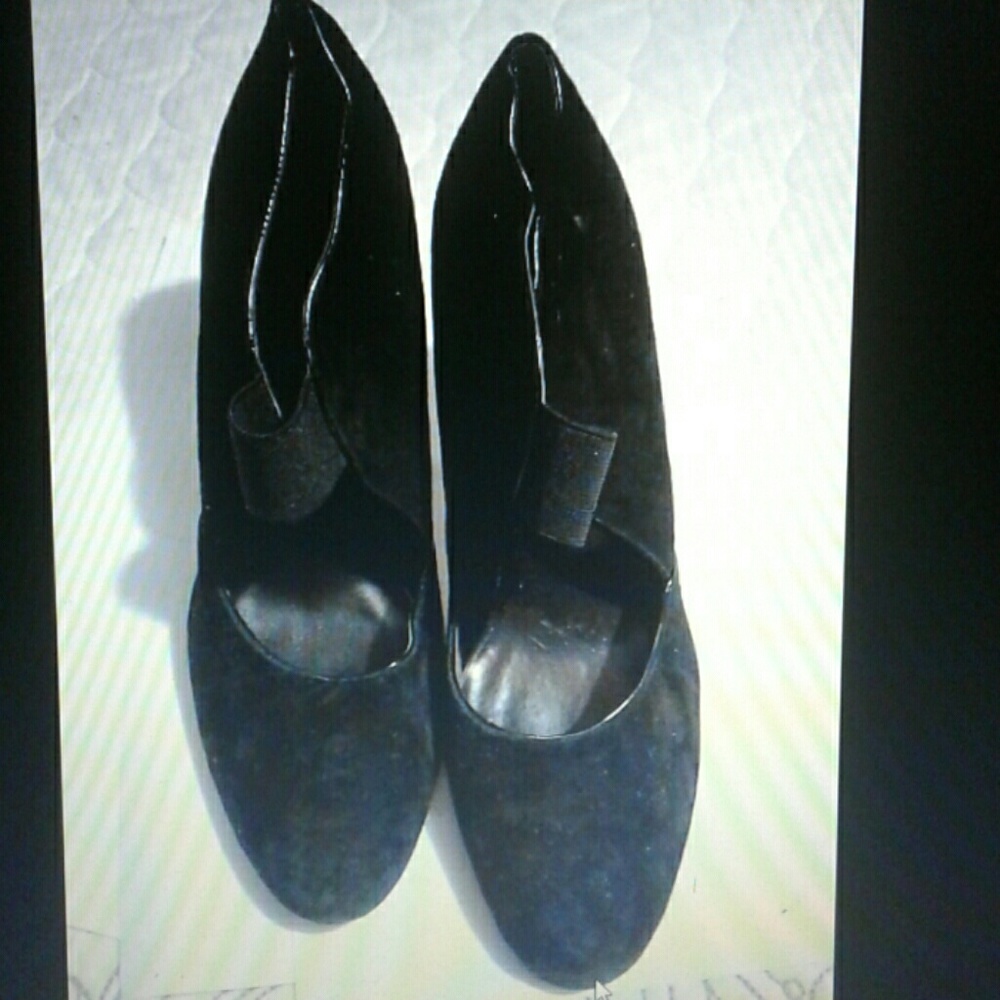 Suede pumps with elastic cross strap