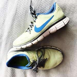 navy blue and lime green nike shoes