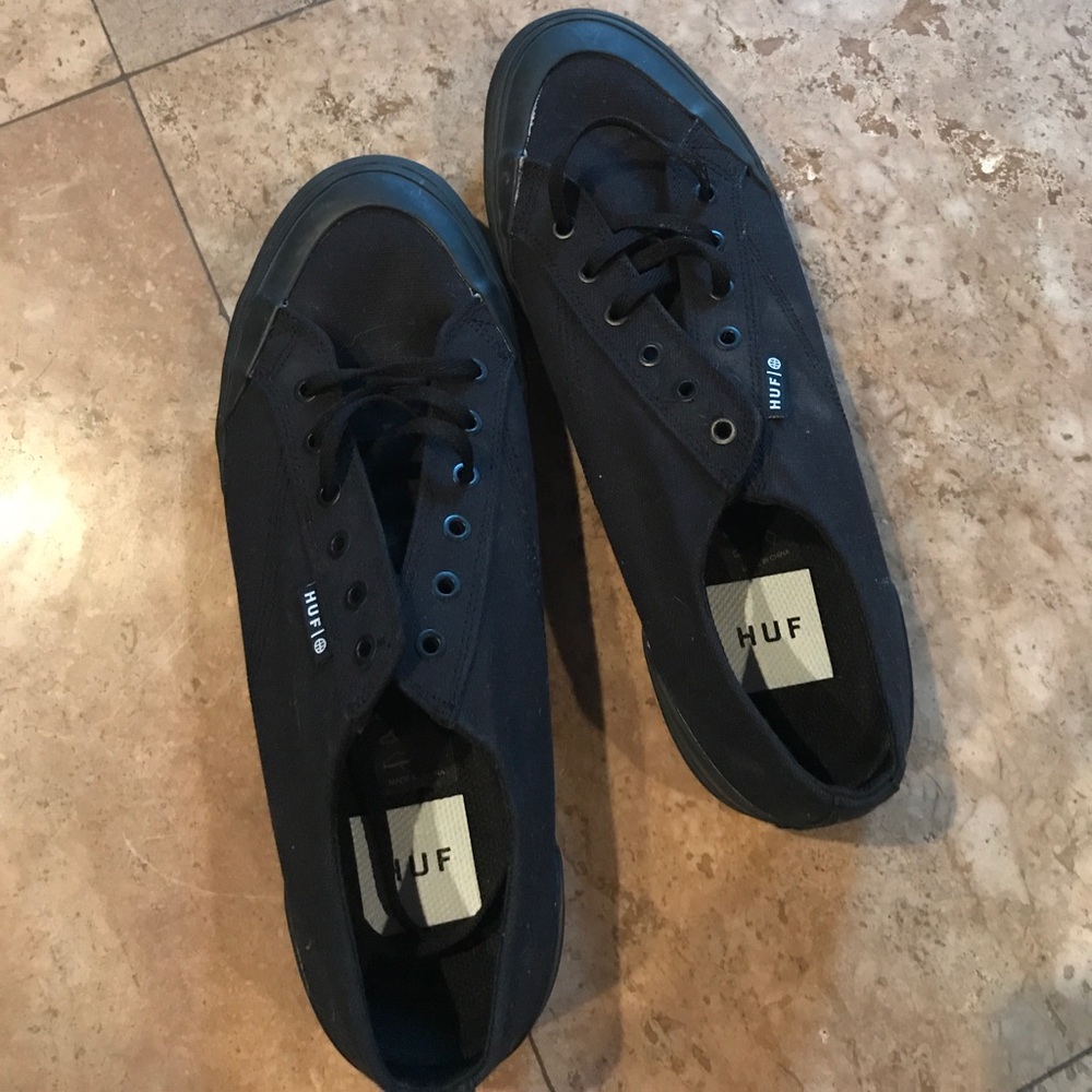 Huf black tennis shoes