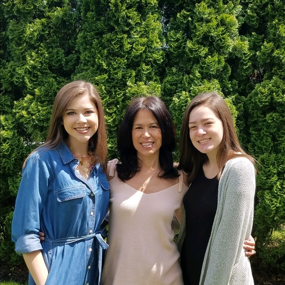 Welcome to my closet! 🌸 - Picture 2 of 4