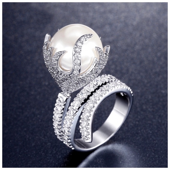 🌷 Swarovski Crystals Fortuna Pearl  Crystal Ring - Picture 1 of 3