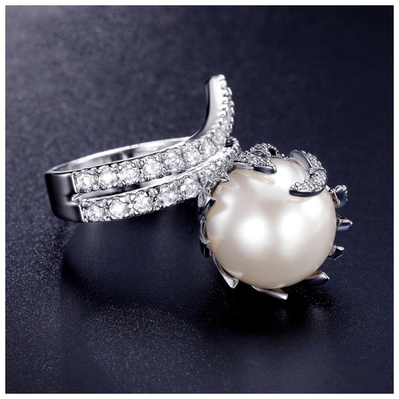 🌷 Swarovski Crystals Fortuna Pearl  Crystal Ring - Picture 2 of 3