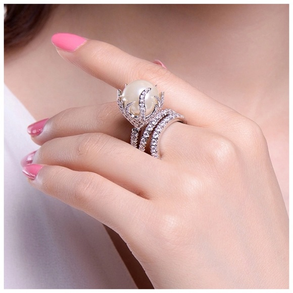 🌷 Swarovski Crystals Fortuna Pearl  Crystal Ring - Picture 3 of 3