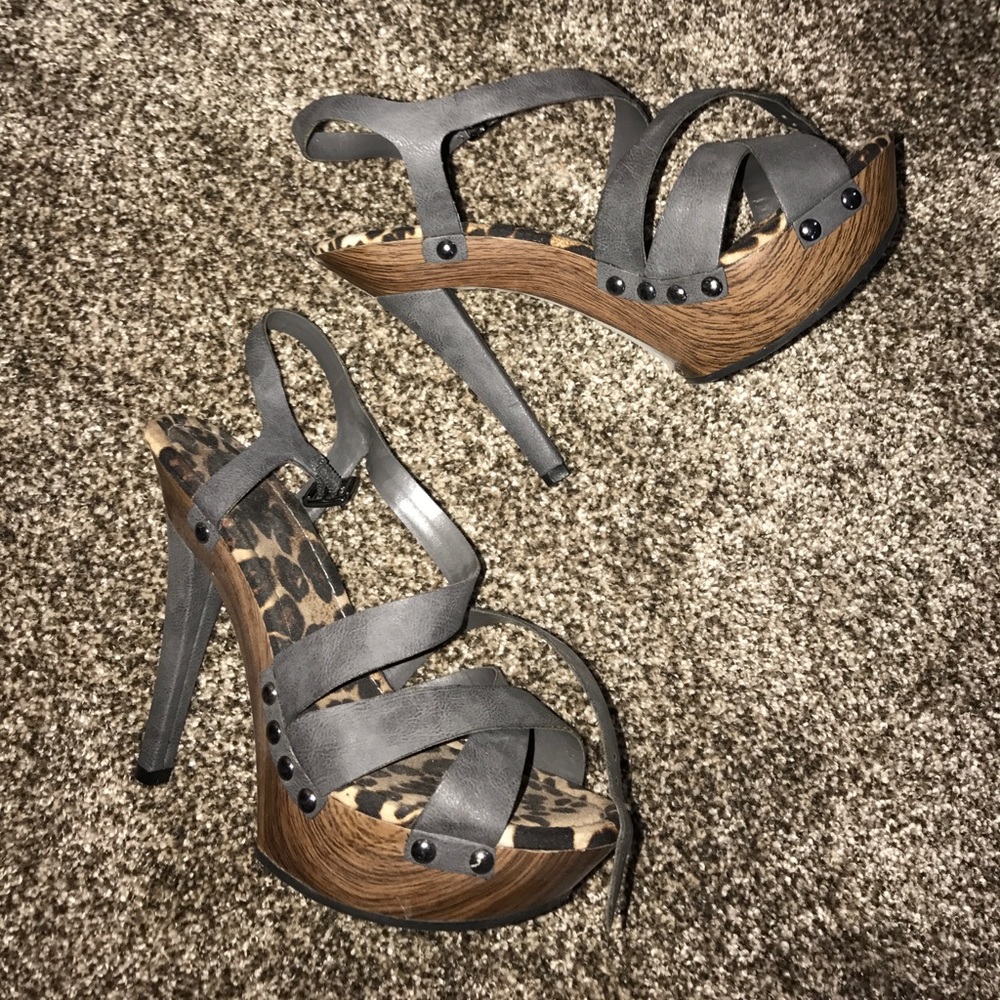 Jessica Simpson LE strapy heels