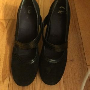 Suede black heels aerosoles