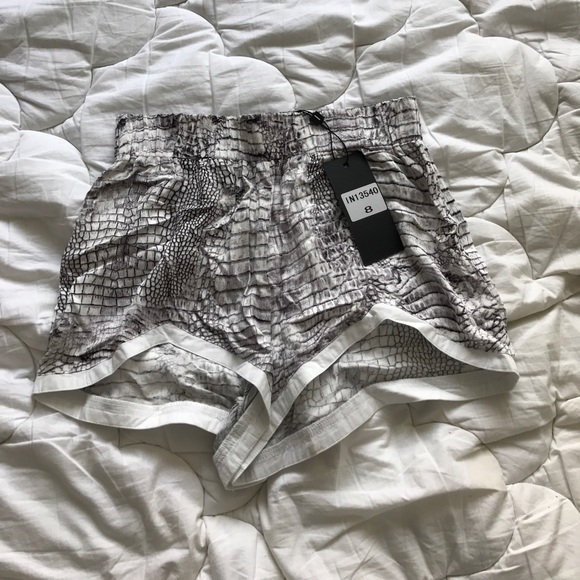 Bnwt sabo skirt snake print shorts. Sz 8 - Picture 2 of 2