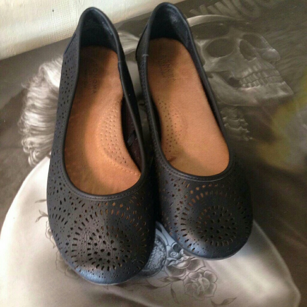 Crochet like dressy black flats