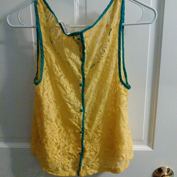 Yellow Lace Crop - Picture 4 of 4