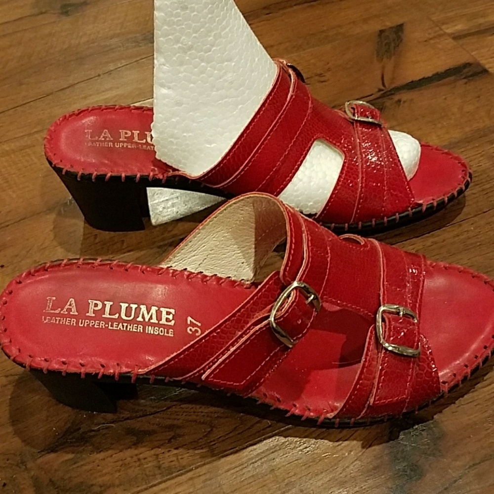 La Plume red sandals