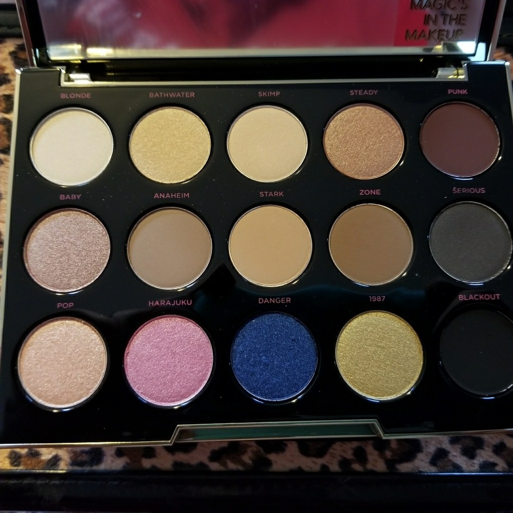 Urban Decay Gwen Stefani eyeshadow Pending