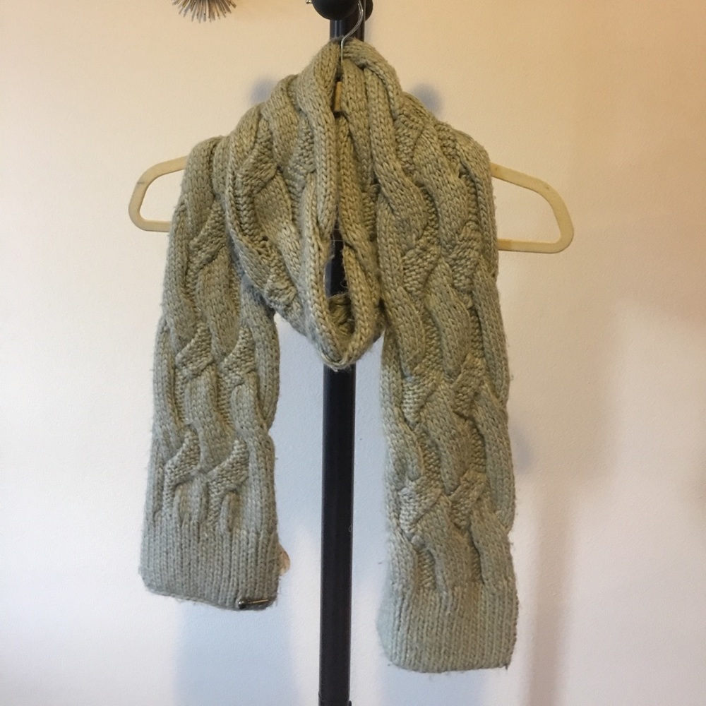 Beautiful long Fossil knit scarf! Greenish-Gray.