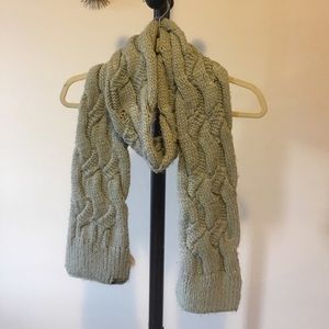 Beautiful long Fossil knit scarf! Greenish-Gray.