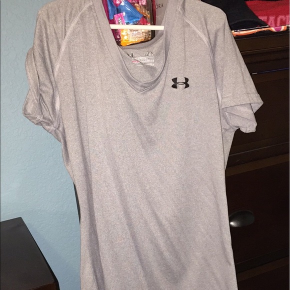 Under Armour Dri Fit V Neck. - Picture 2 of 3