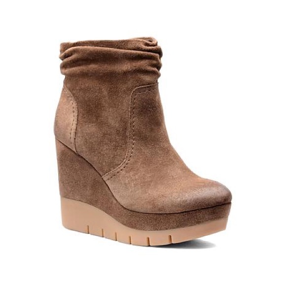 isola jadyn wedge bootie