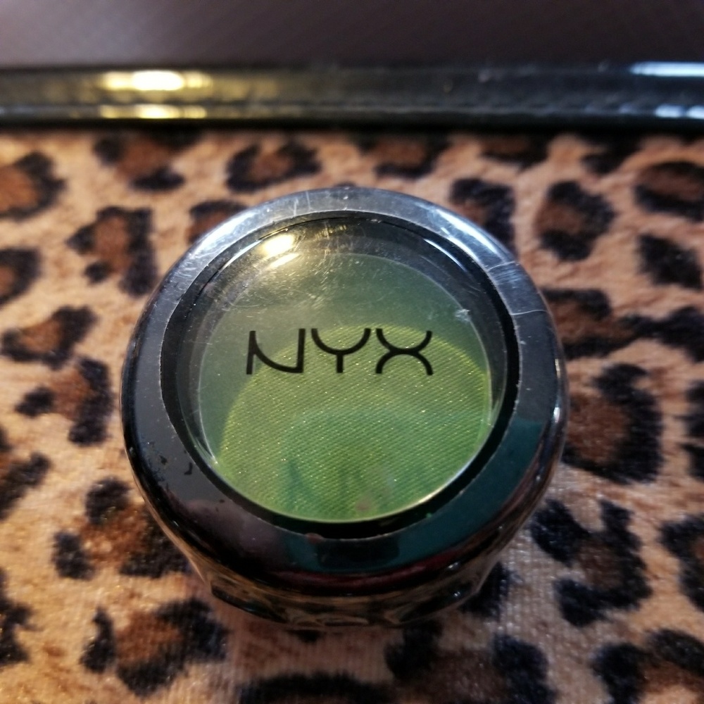 NYX eyeshadow in Dank.