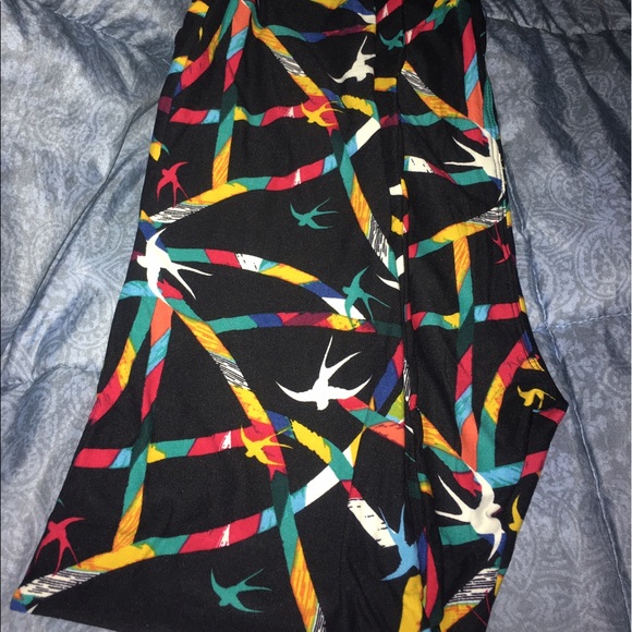 LuLaroe TC Swallow and Ribbon leggings - Picture 2 of 3