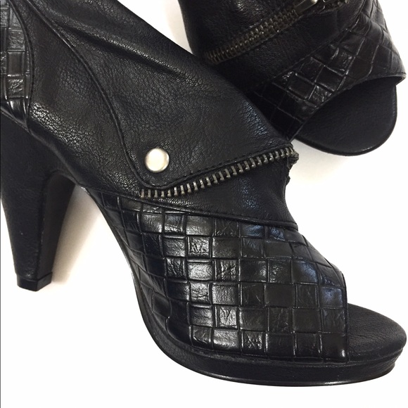 BKE Shoes - Buckle BKE Sole Black Ankle Booties Size 7.5