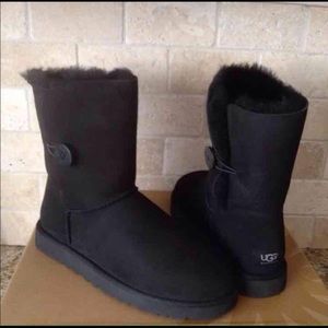 Black Bailey button uggs