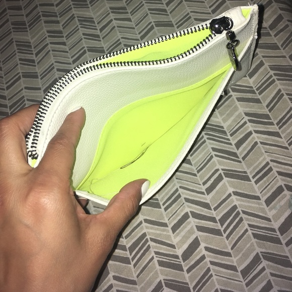 White clutch! - Picture 3 of 3