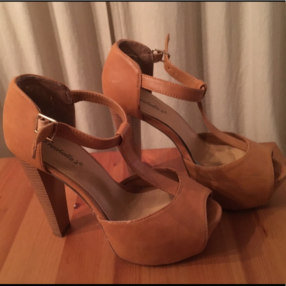 🌈Breckelles tan platform heel