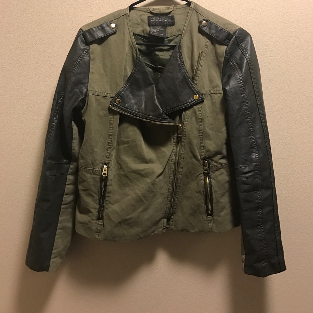 Trendy light jacket in an army green color