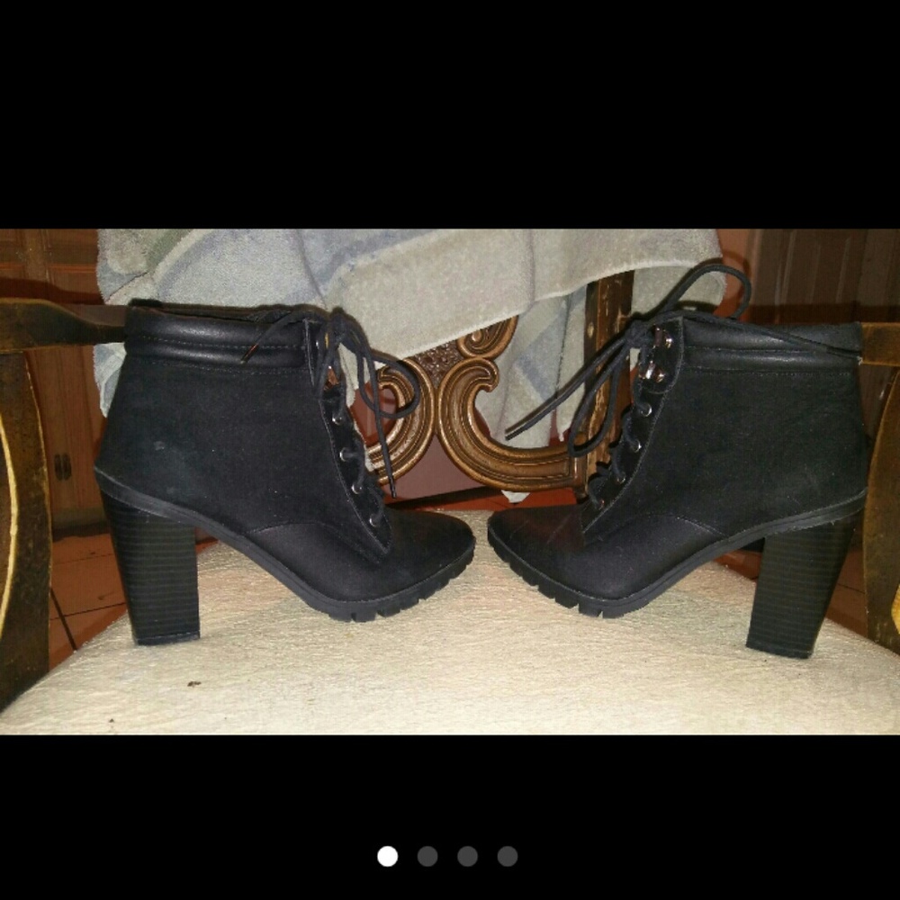 ❌sold❌Black lace up booties