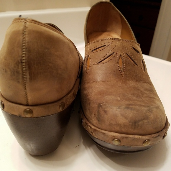 Nurture Super Comfortable Light Tan Clogs - Picture 3 of 4