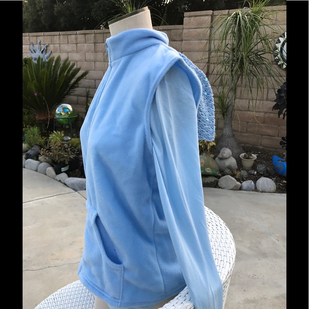 BLUE SLEEVELESS Fleece and ESSENTIAL TEE MEDIUM