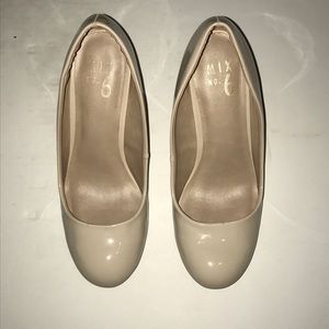 Nude Pumps