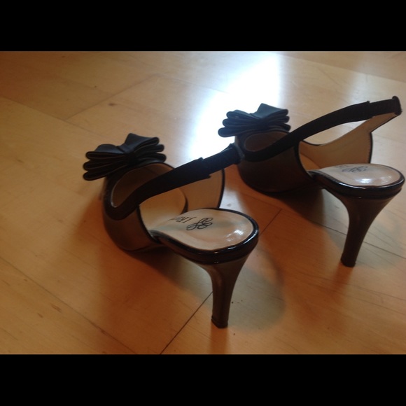 J Renee sling back shoe Size 7....like new - Picture 2 of 2