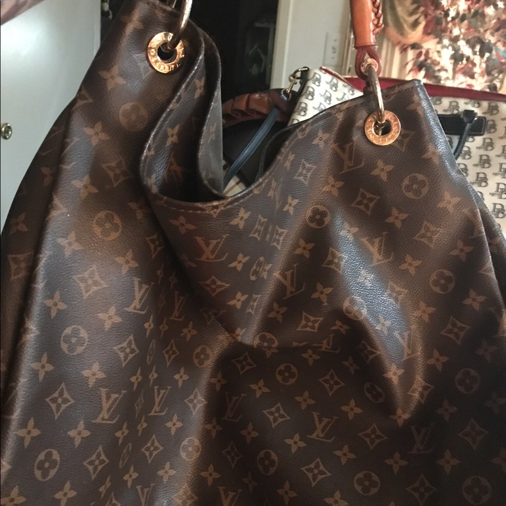 Luis Vuitton purse 650$