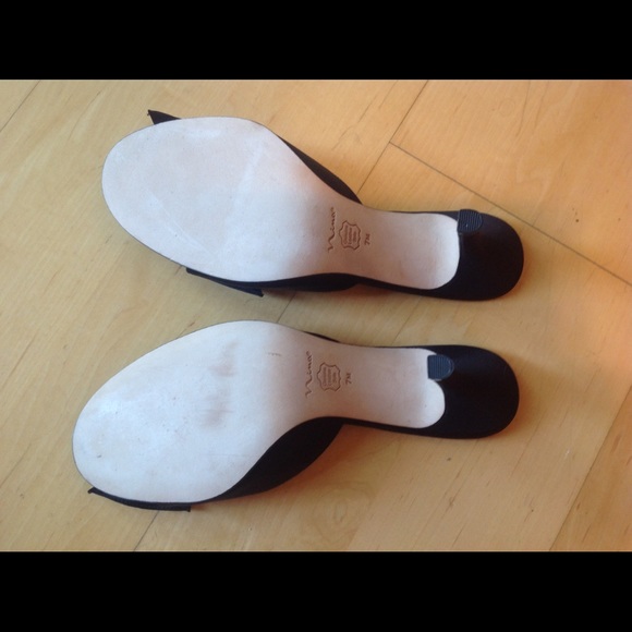 Nina. Shoes - Picture 2 of 3