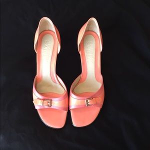 Adorable kitten heel 🐱