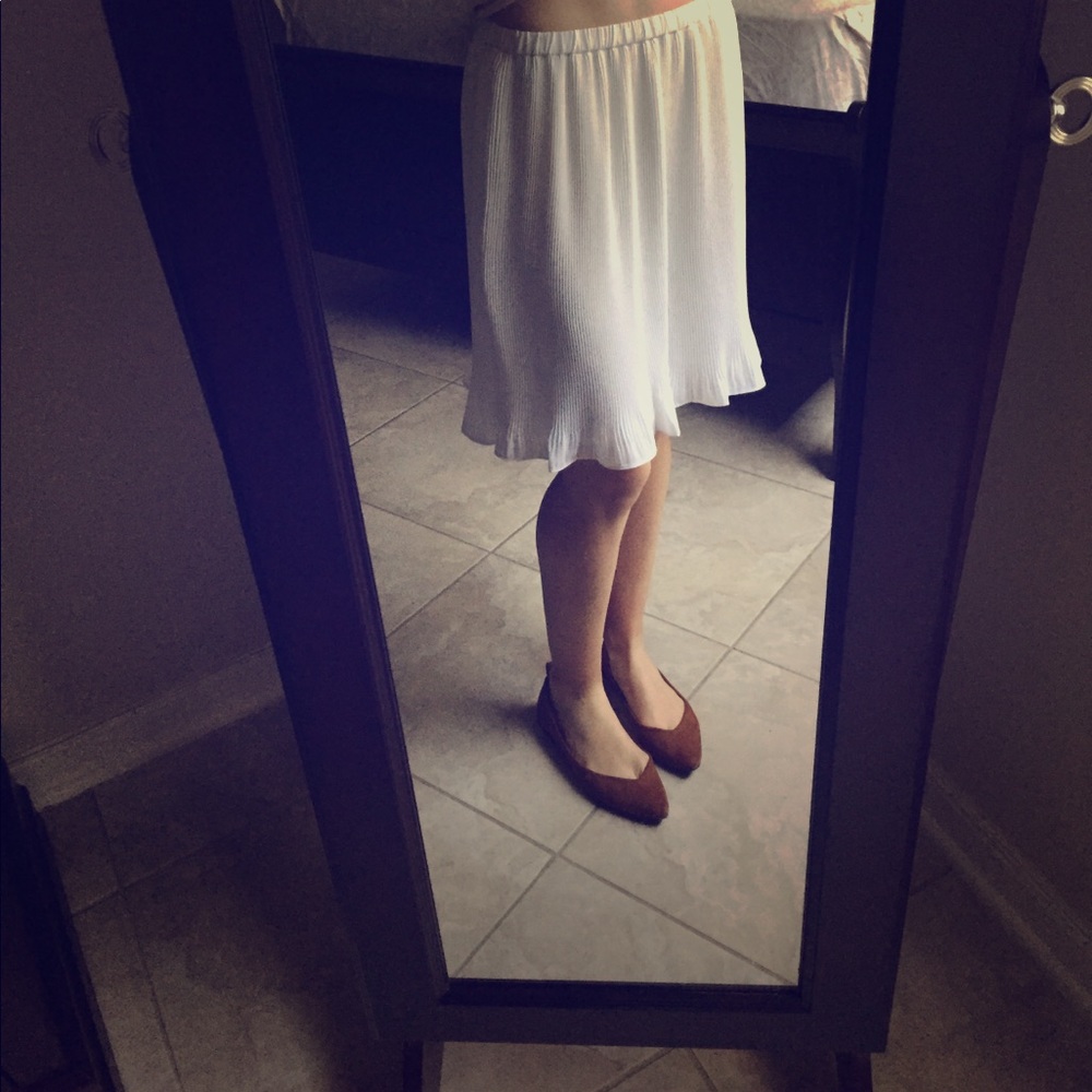 Knee length white pleated skirt🐇🦋