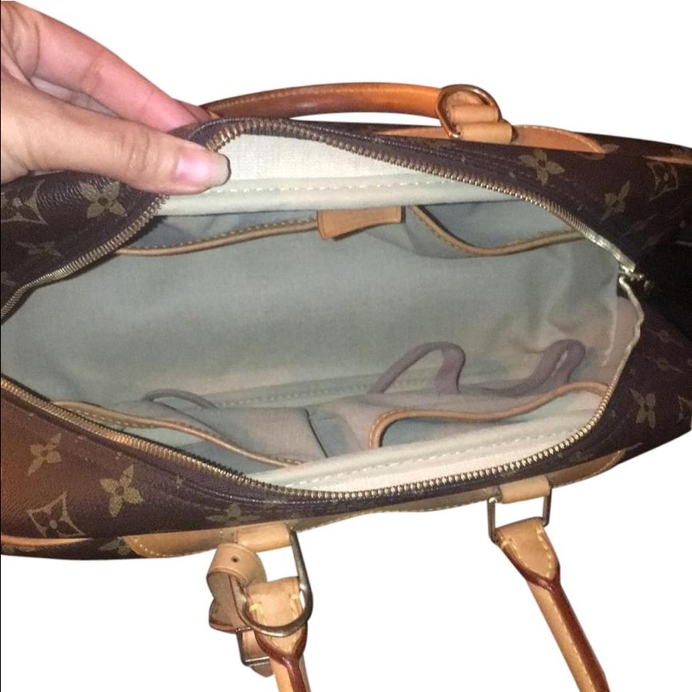 Im selling a luois vuitton sachel