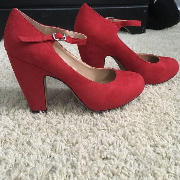 Red sued heels - Picture 2 of 5