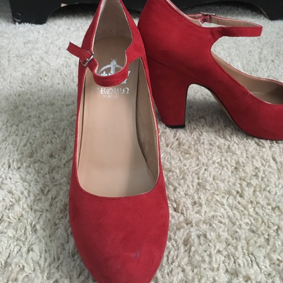 Red sued heels - Picture 3 of 5